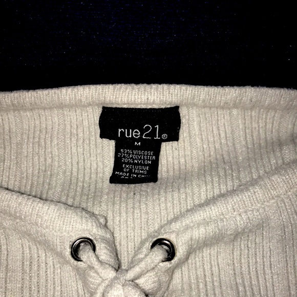 White knitted crop top with rips in it - Picture 2 of 6